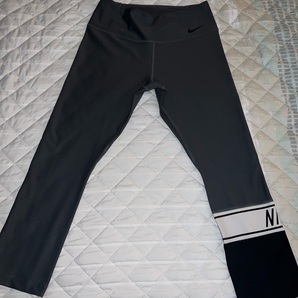 Used Nike Power Victory Women’s Training Crops Tights SMALL Gray Black